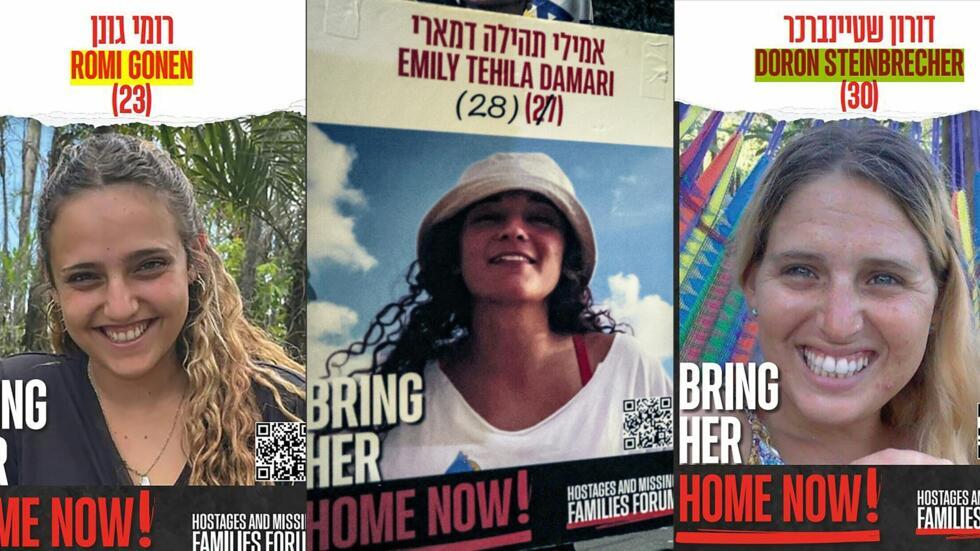 Plakate der israelischen Geiseln Romi Gonen (l), Emily Damari und Doron Steinbrecher