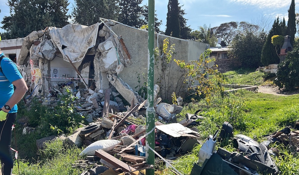 Ein komplett zerstörtes Haus im Kibbuz Kfar Aza