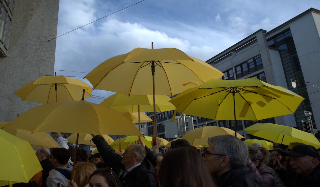 Menschen bei einer Demonstration mit Botschaften gegen Antisemitismus