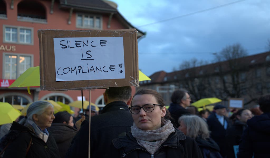 Menschen bei einer Demonstration mit Botschaften gegen Antisemitismus