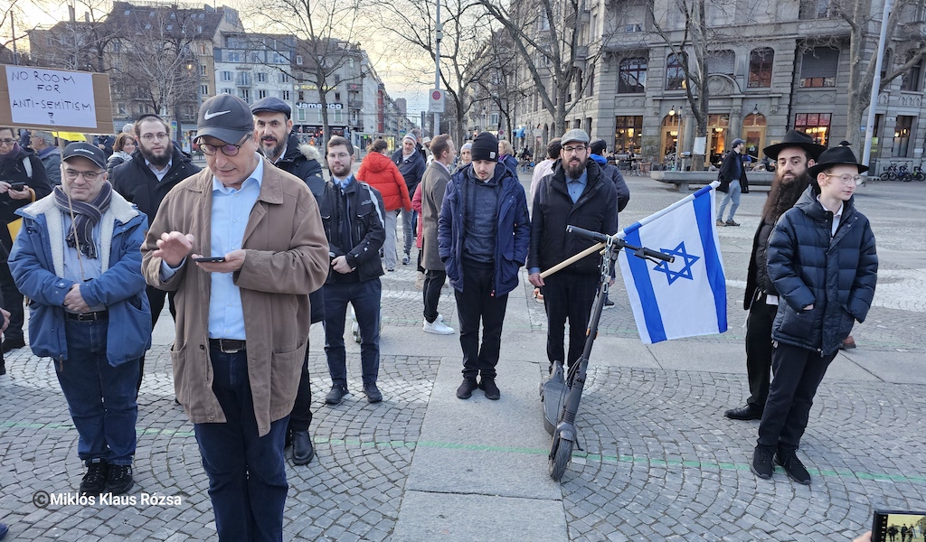 Menschen bei einer Demonstration mit Botschaften gegen Antisemitismus