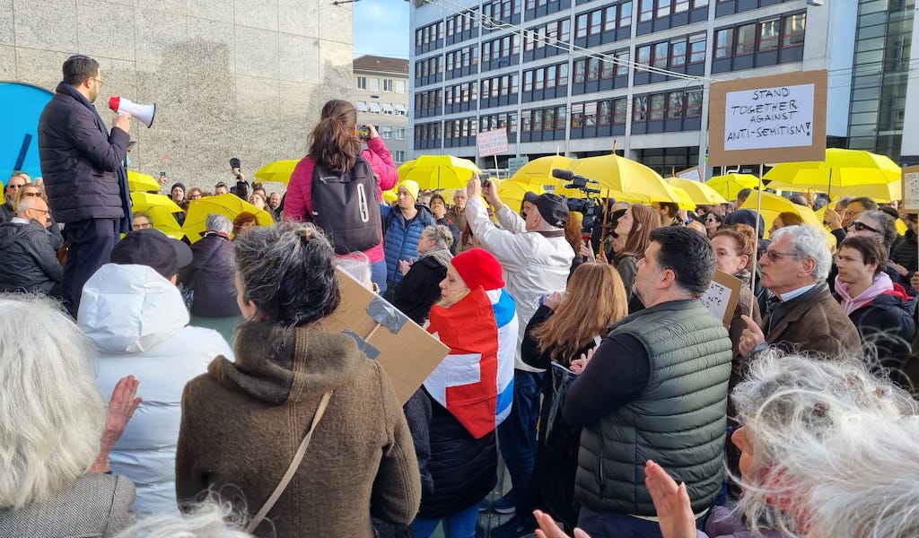 Menschen bei einer Demonstration mit Botschaften gegen Antisemitismus