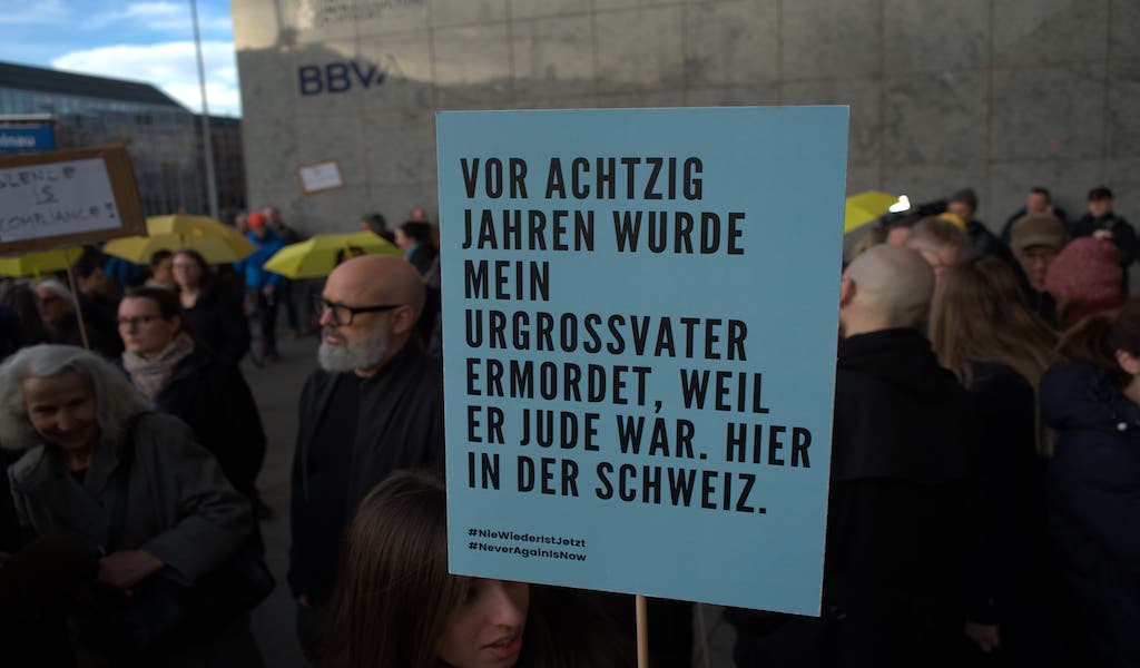 Plakat mit Aufschrift