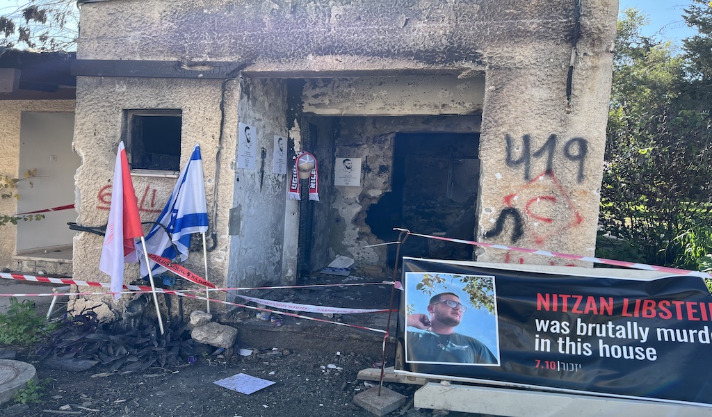 Auf dem Plakat: «Hier wohnte der von der Hamas ermordete Israeli Nitzan Libstein»