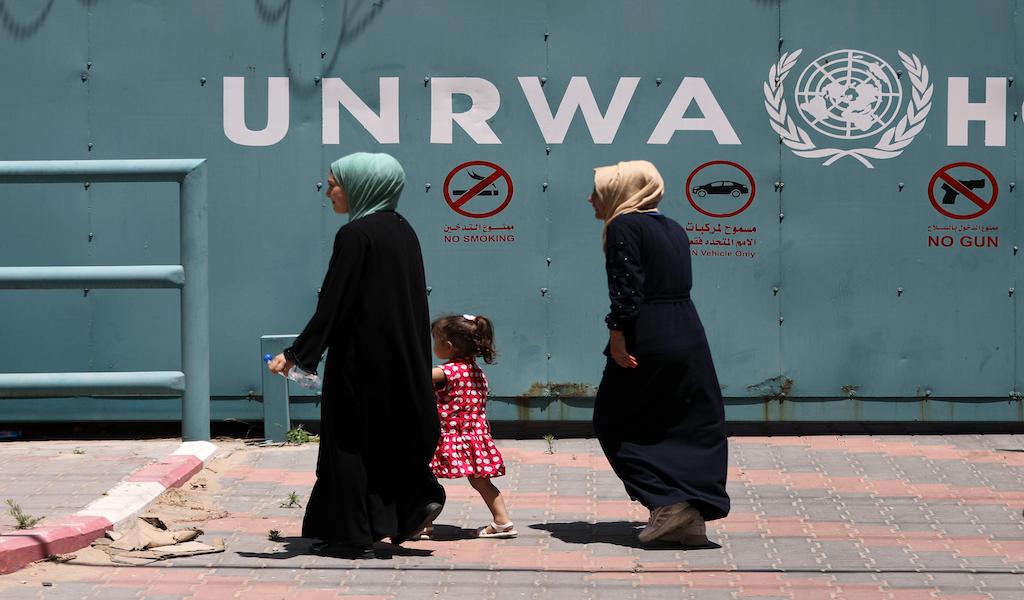 Palästinensische Frauen gehen vor dem Hauptquartier des Hilfswerks der Vereinten Nationen für Palästina-Flüchtlinge (UNRWA)