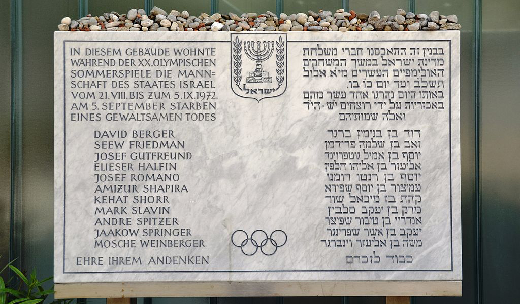 Die Gedenktafel an der Connollystraße 31 im Olympischen Dorf in München im Juni 2012.