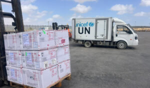 Hilfslieferung von Medizin in Gaza in einem LKW mit UN Aufschrift.