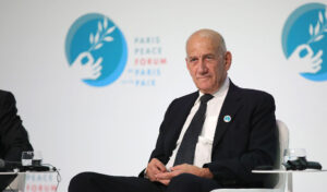 Ehud Olmert auf der Friedenskonferenz in Paris 2024