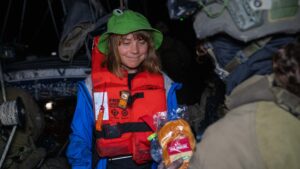 Greta Thunberg bekommt ein Sandwich von der IDF