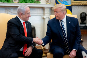 Handschlag zwischen Netanyahu und Trump im Weissen Haus