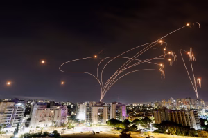 ISrael wird attackiert und verteidigt sich mit dem Iron Dome