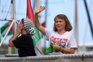 Greta Thunberg an Bord der Hamas-finanzierten "Sumud Flotilla".