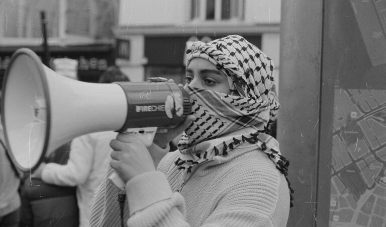 Vermummte Pali-Propagandistin