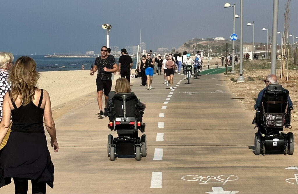 Trügerische Normalität: Alltag an der Strandpromenade in Tel Aviv.
