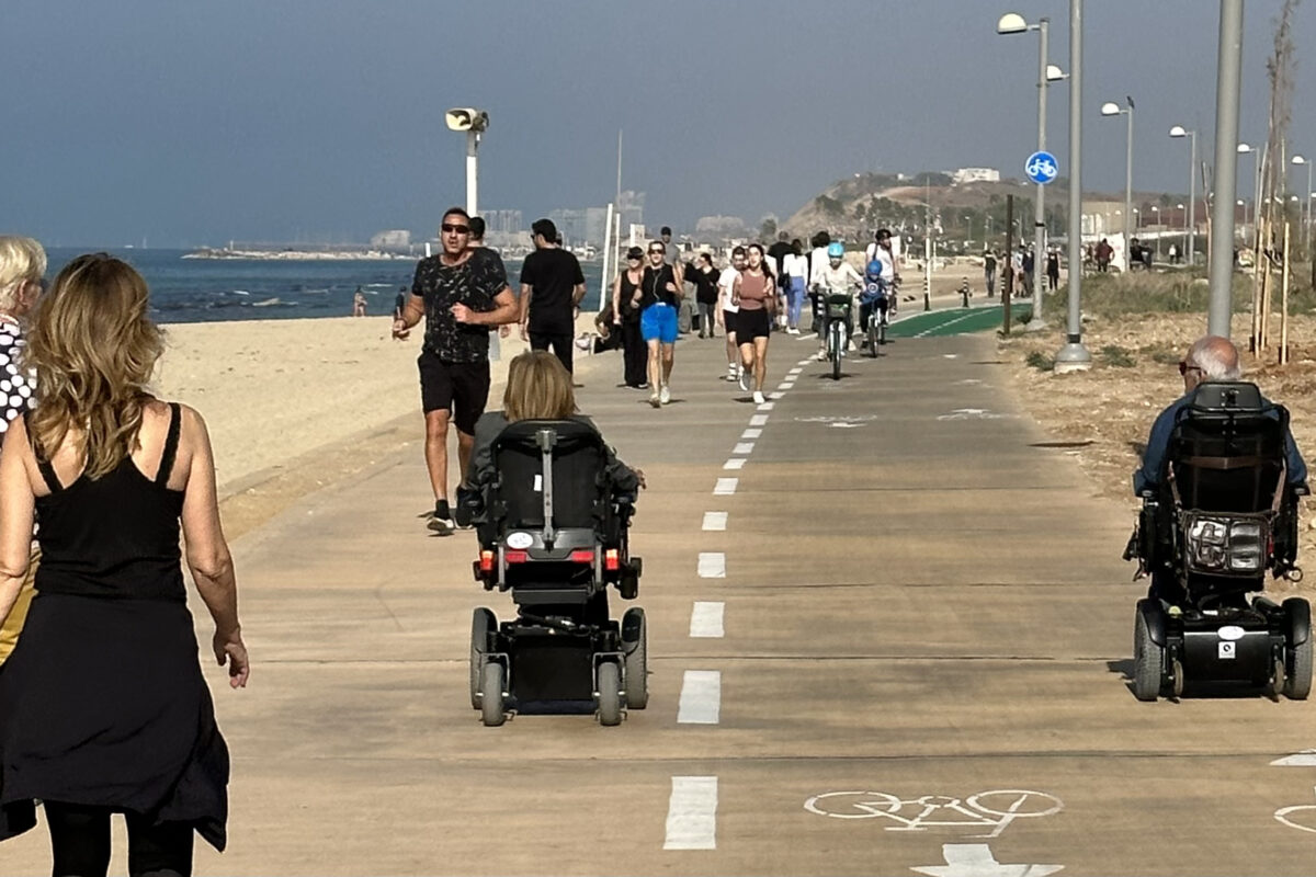Strand Tel Aviv Trügerische Normalität: Alltag an der Strandpromenade in Tel Aviv.