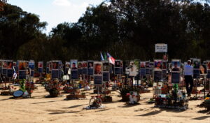 Gedenktafeln für die Ermordeten des Nova Festivals.