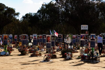 Gedenktafeln für die Ermordeten des Nova Festivals.