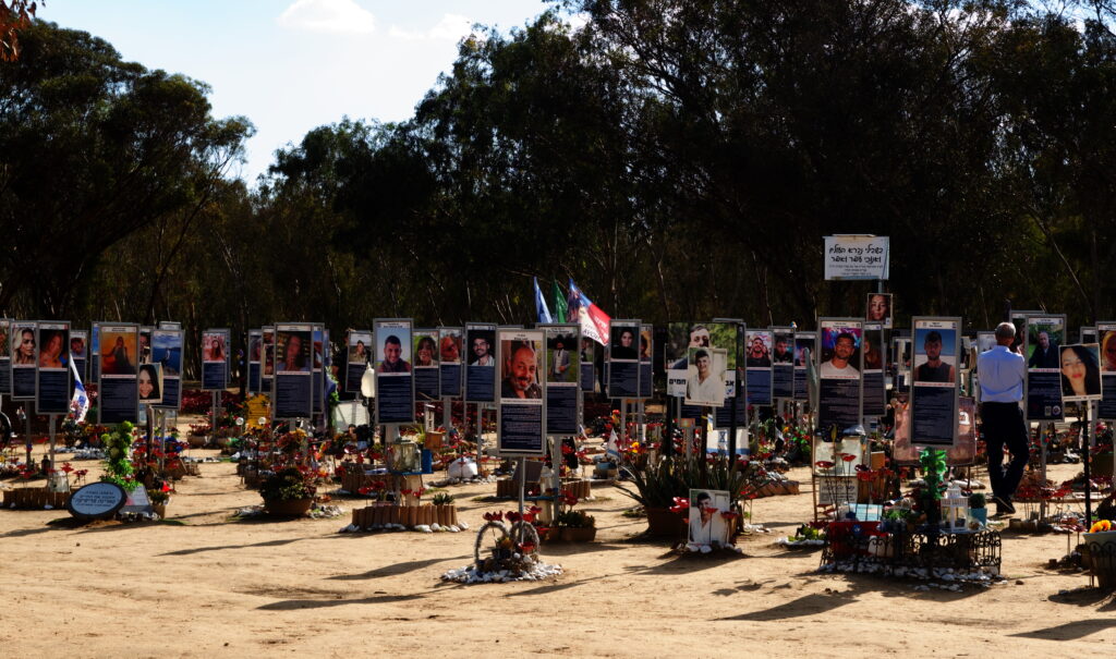 Gedenktafeln für die Ermordeten des Nova Festivals.