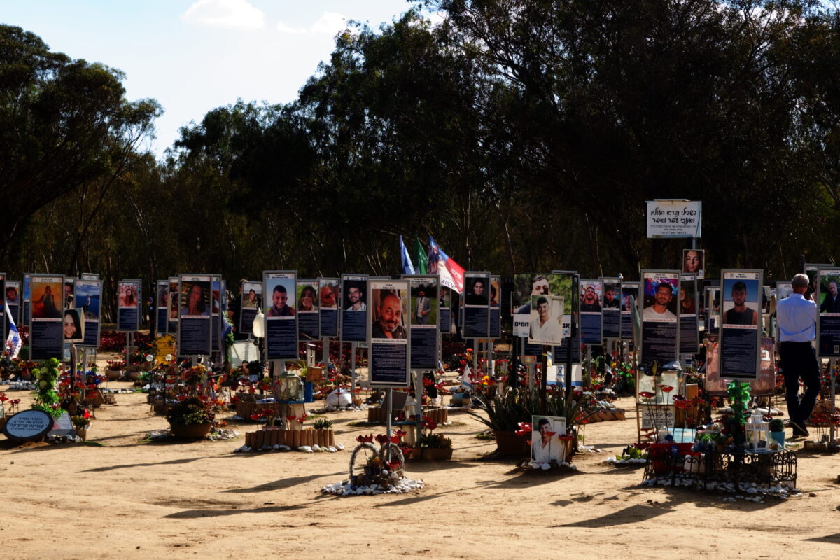 Nova Festival 1 Gedenktafeln für die Ermordeten des Nova Festivals.