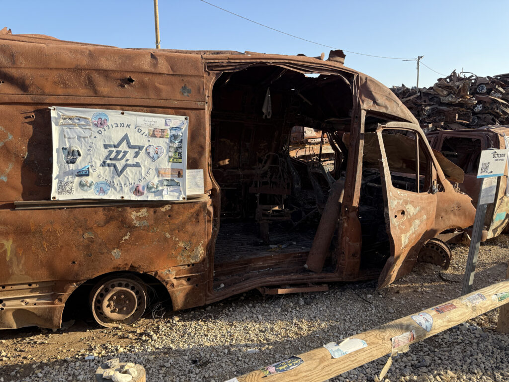 Von der Hamas beschossen, dann mitsamt der Insassen angezündet: ausgebranntes Rettungsfahrzeug in Tekuma.