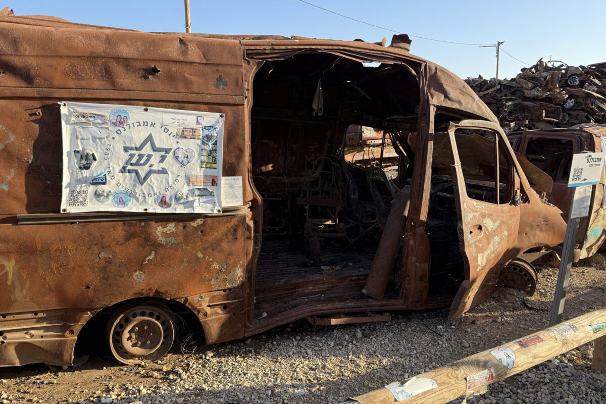 Autofriedhof Von der Hamas beschossen, dann mitsamt der Insassen angezündet: ausgebranntes Rettungsfahrzeug in Tekuma.