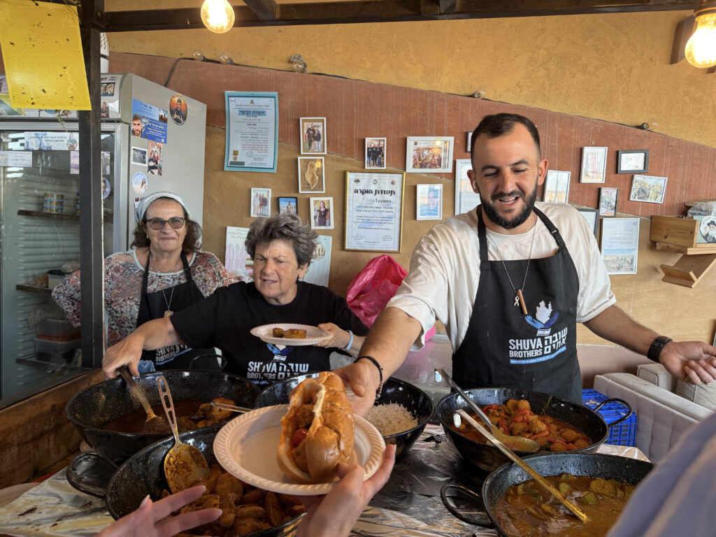Helfer von der ersten Stunde an: «Shuva Brother» Dror Trabelsi bei der unentgeltlichen Essensverteilung in seiner Holzbaracke.
