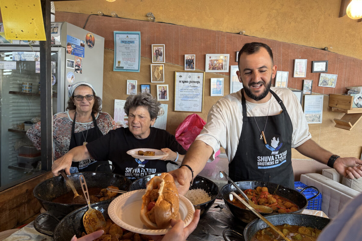 Dror Trabelsi Helfer von der ersten Stunde an: «Shuva Brother» Dror Trabelsi bei der unentgeltlichen Essensverteilung in seiner Holzbaracke.