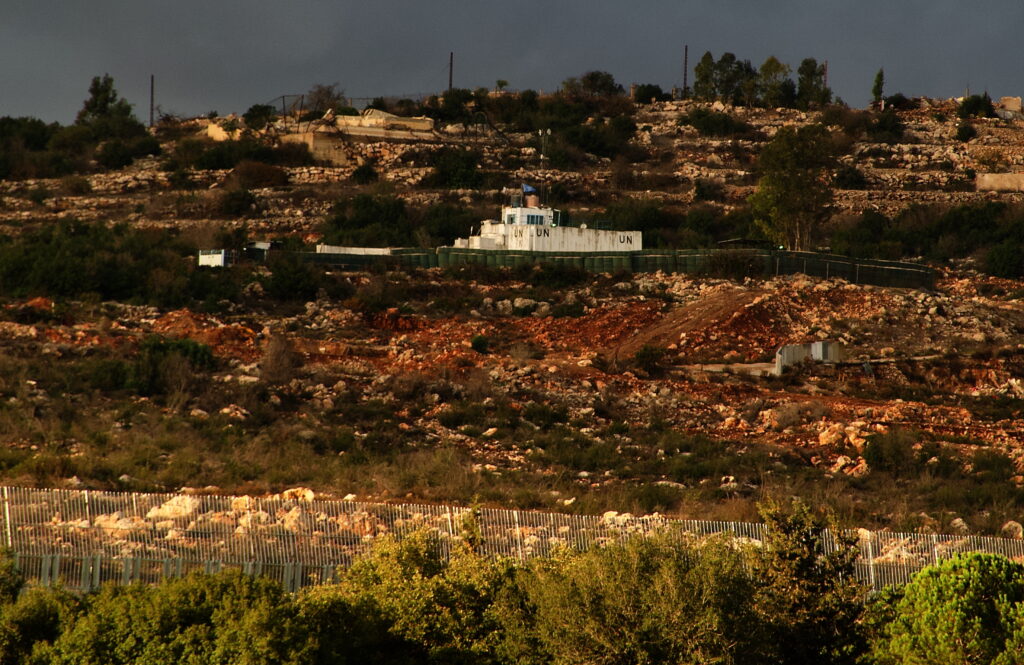Posten er UNO-Friedenstruppe Unifil in Libanon an der Grenze zu Israel. Die UNO-Soldaten schauten zu, wie die Hisbollah im benachbarten Dorf ein riesiges Waffenlager anlegte.