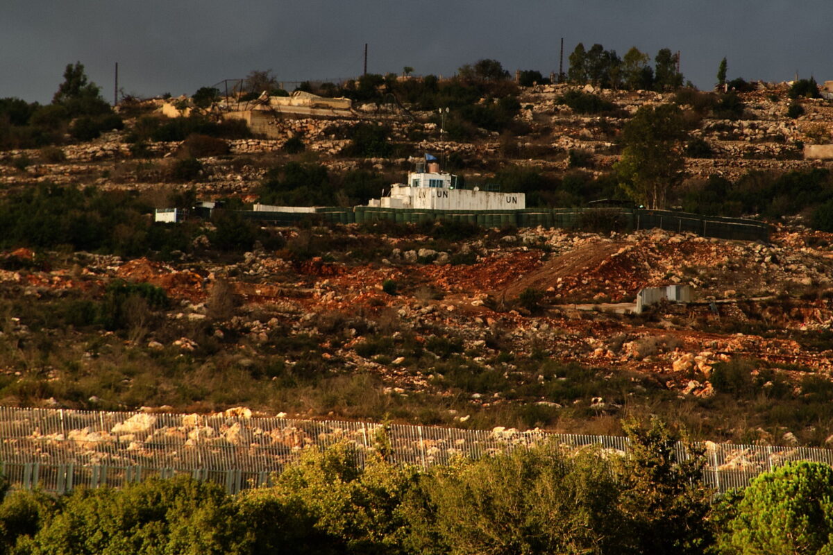 Unifil-Posten neben Hisbollah-Waffenlager Posten er UNO-Friedenstruppe Unifil in Libanon an der Grenze zu Israel. Die UNO-Soldaten schauten zu, wie die Hisbollah im benachbarten Dorf ein riesiges Waffenlager anlegte.