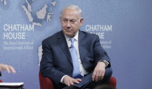 Benjamin Netanyahu bei einer Podiumsdiskussion