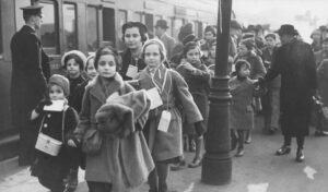 Ankunft eines Kindertransports am Londoner Bahnhof, 1939