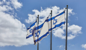 Quatre fiers drapeaux israéliens