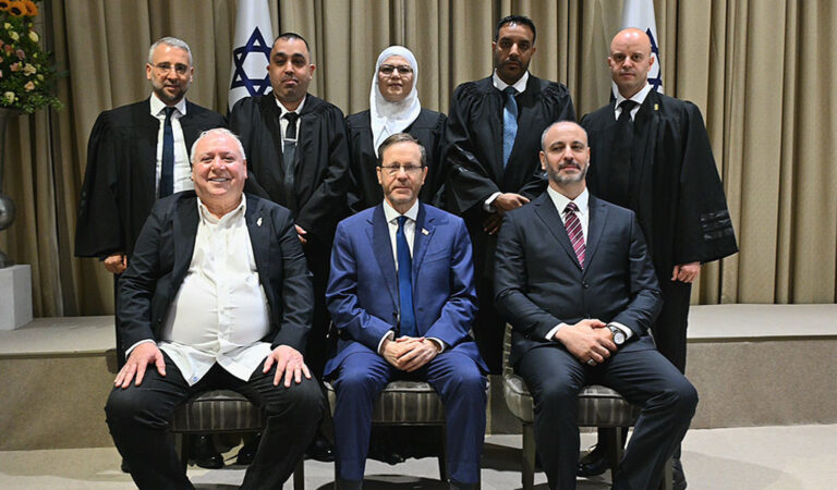 Fünf neue Qadis die für das Scharia-Gericht in Jerusalem vereidigt worden sind