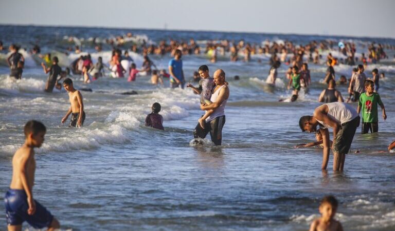 Palästinenser entspannen am 19. Juni 2026 an einem Strand im Zentrum des Gazastreifens.