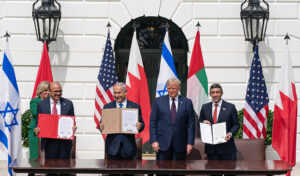 323 Il presidente Donald J. Trump, il ministro degli Esteri del Bahrein, il dott. Abdullatif bin Rashid Al-Zayani, il primo ministro israeliano Benjamin Netanyahu e il ministro degli Esteri degli Emirati Arabi Uniti, Abdullah bin Zayed Al Nahyan, firmeranno martedì 15 settembre 2020, sul prato sud della Casa Bianca, gli Accordi di Abramo.