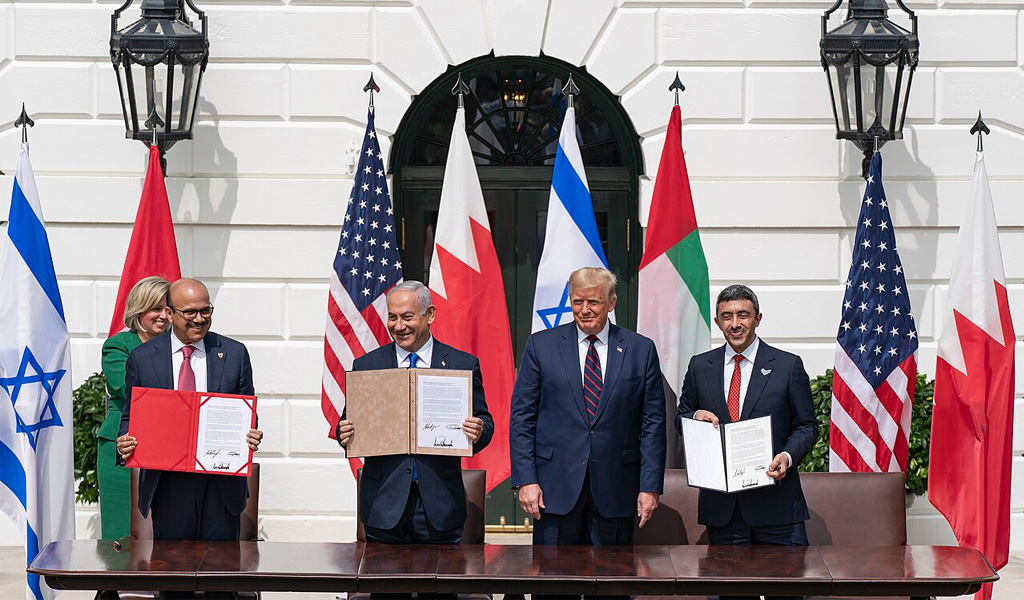 323 Präsident Donald J. Trump, der Außenminister von Bahrain, Dr. Abdullatif bin Rashid Al-Zayani, der israelische Premierminister Benjamin Netanjahu und der Außenminister der Vereinigten Arabischen Emirate, Abdullah bin Zayed Al Nahyan, unterzeichnen am Dienstag, dem 15. September 2020, auf der Südrasenfläche des Weißen Hauses die Abraham-Abkommen.