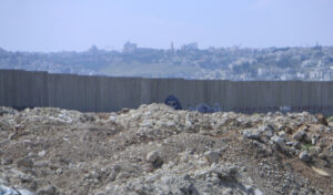 Blick auf die Barriere zur Westbank