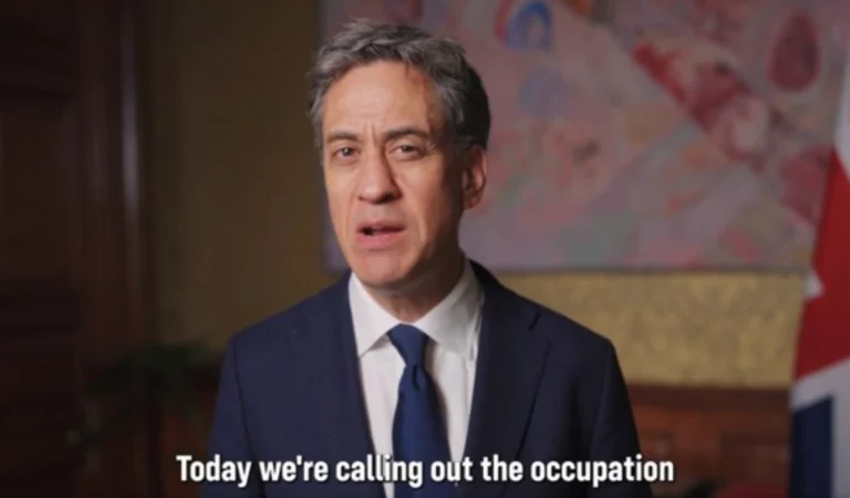 Der britische Aussenminister Ed Miliband kündigte am Dienstag im Unterhaus Sanktionen und Handelsbeschränkungen gegen israelische Siedlungen in Judäa und Samaria an.