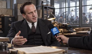 Oskar Schindler im fiktiven Gespräch mit FokusIsrael.ch in seiner Fabrik in Brünnlitz, vor Akten und der Liste seiner geretteten Arbeiter.