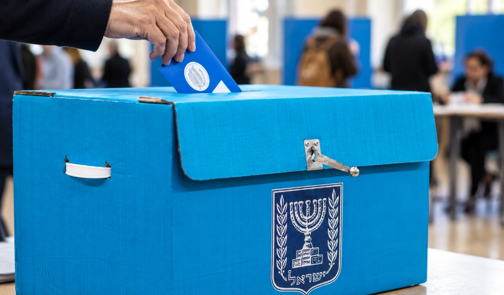 Eine israelische Wahlurne in einem Wahllokal steht für die bevorstehende Entscheidung über Israels politische Zukunft.